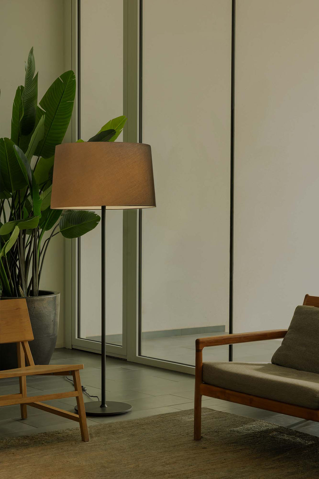 Lámpara de pie Windsor negra y gris de FARO (20227-131) en ambiente interior, iluminación ambiental de acero y textil para hoteles y restaurantes