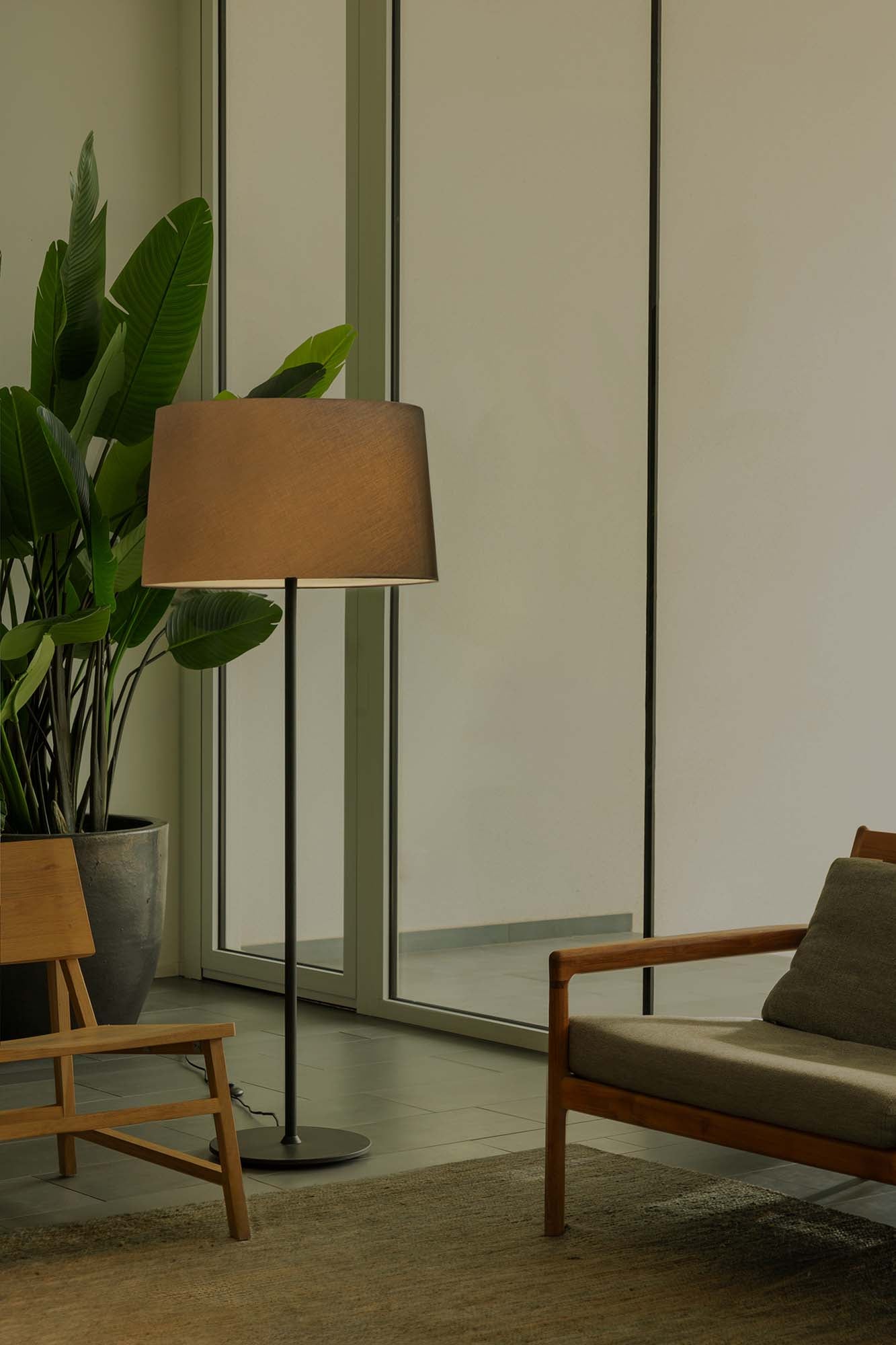 Lámpara de pie Windsor negra y gris de FARO (20227-131) en ambiente interior, iluminación ambiental de acero y textil para hoteles y restaurantes