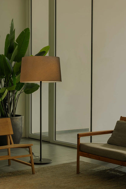 Lámpara de pie Windsor negra y gris de FARO (20227-131) en ambiente interior, iluminación ambiental de acero y textil para hoteles y restaurantes