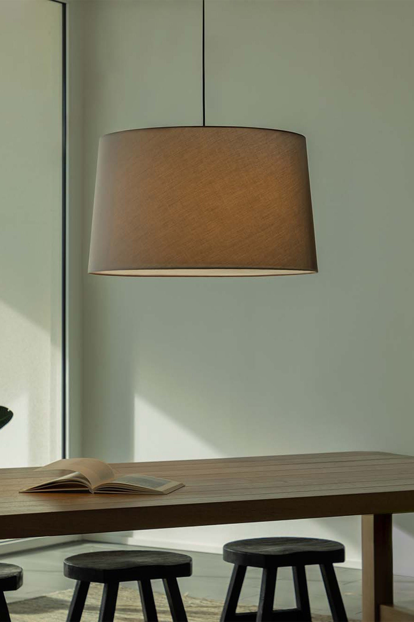Lámpara colgante WINDSOR en negro y gris de FARO, modelo 20229-132, colección 2022, en ambiente interior de restaurante o hotel, luminaria de suspensión en acero y textil para iluminación ambiente