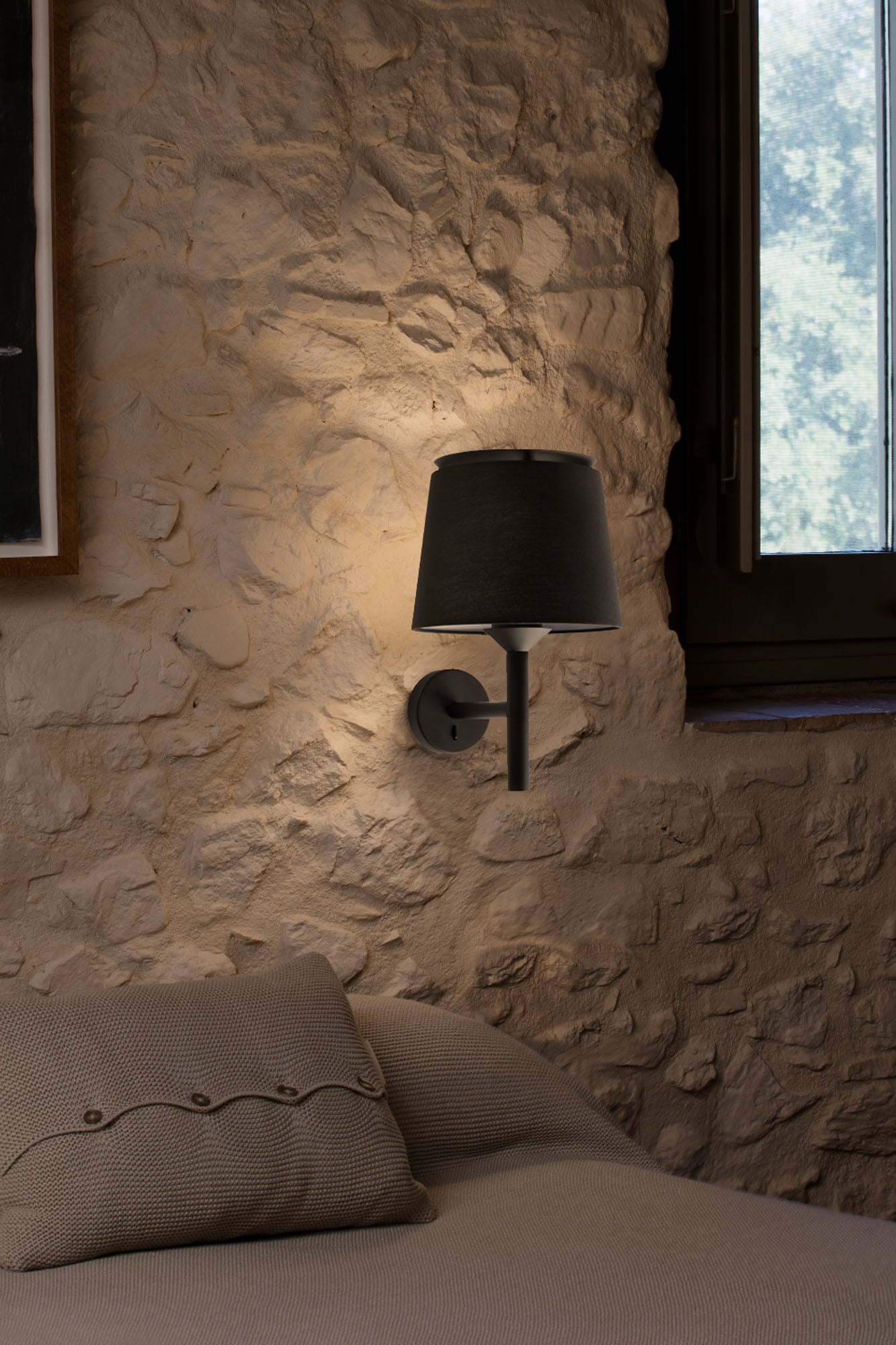 Luminaria aplique de pared SAVOY en negro modelo FARO 20301-93 instalada en ambiente interior de hogar, diseño textil y acero para iluminación moderna