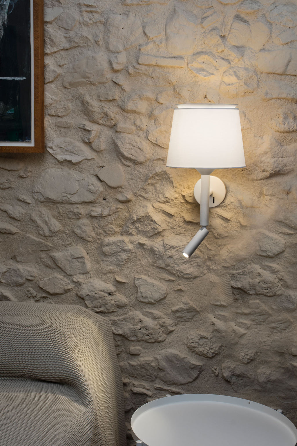 Aplique SAVOY con lector blanca/blanca de FARO modelo 20302-92 en ambiente interior, luminaria LED textil para pared y lectura, diseño blanco moderno.