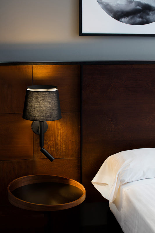 Luminaria aplique SAVOY negro/negro de FARO modelo 20303-93, instalada en pared interior para iluminación ambiente y lectura, diseño modernista en acero y textil.