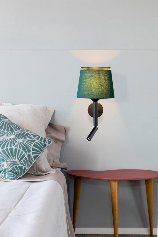 Aplique de pared SAVOY negro mate y verde FARO 20303-94 en ambiente interior, luminaria de lectura LED con diseño Isaac Piñeiro, acero y textil para iluminación acogedora