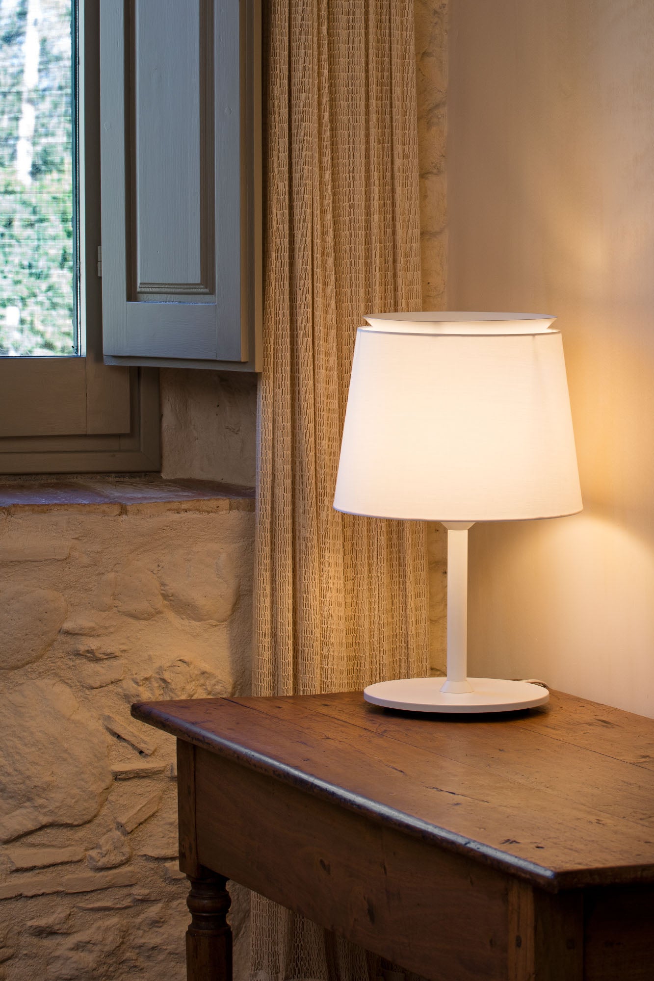 Lámpara de sobremesa SAVOY blanca de FARO (20304-82) en ambiente interior moderno, diseño con base de acero y pantalla textil para iluminación hogar acogedora