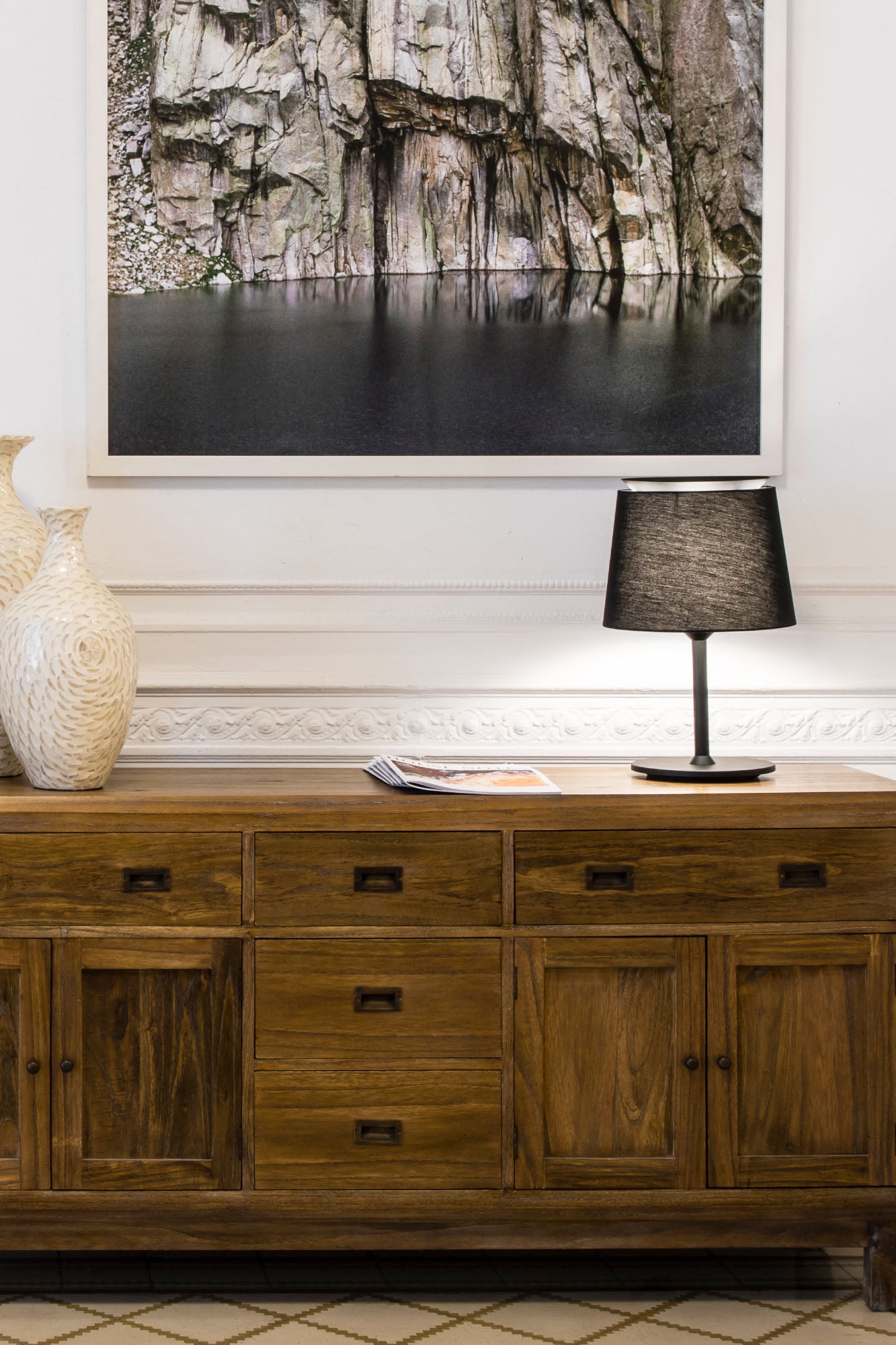 Lámpara de sobremesa SAVOY negra de FARO (20305-83) en ambiente interior moderno, luminaria superficie en acero y textil para iluminación acogedora