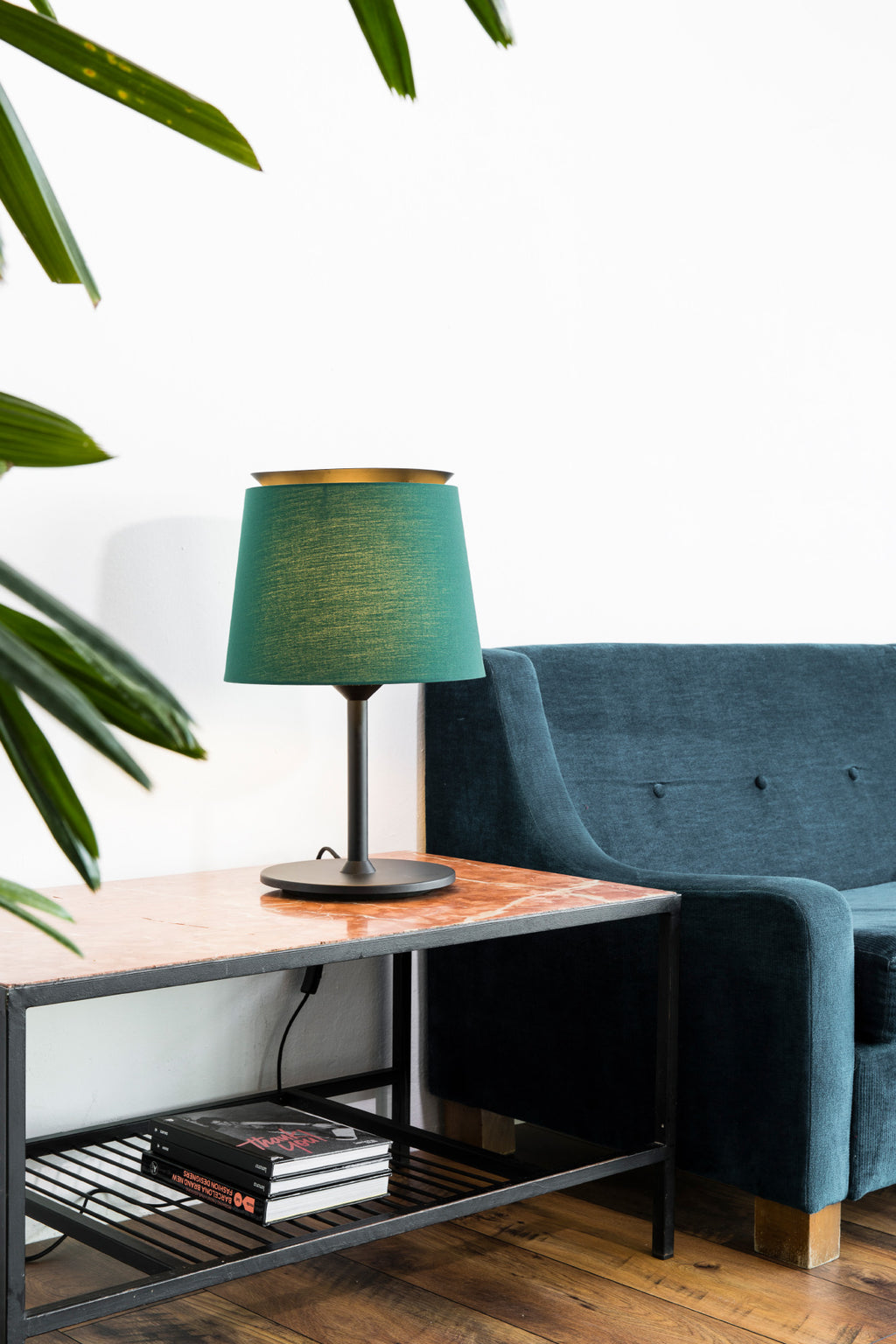 Lámpara de sobremesa SAVOY negra y verde de FARO modelo 20305-84, diseño Isaac Piñeiro en interior acogedor, luminaria de superficie en acero y textil con iluminación LED