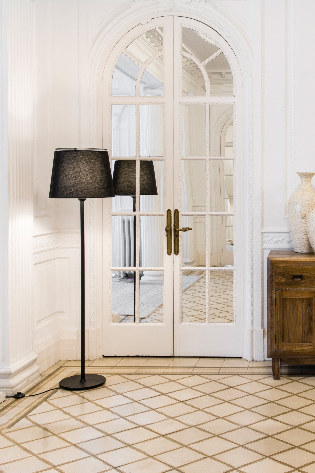 Lámpara de pie SAVOY negra/negra de FARO (modelo 20307-86-US), diseño moderno en acero y textil de la colección 2045, iluminando un salón interior acogedor.