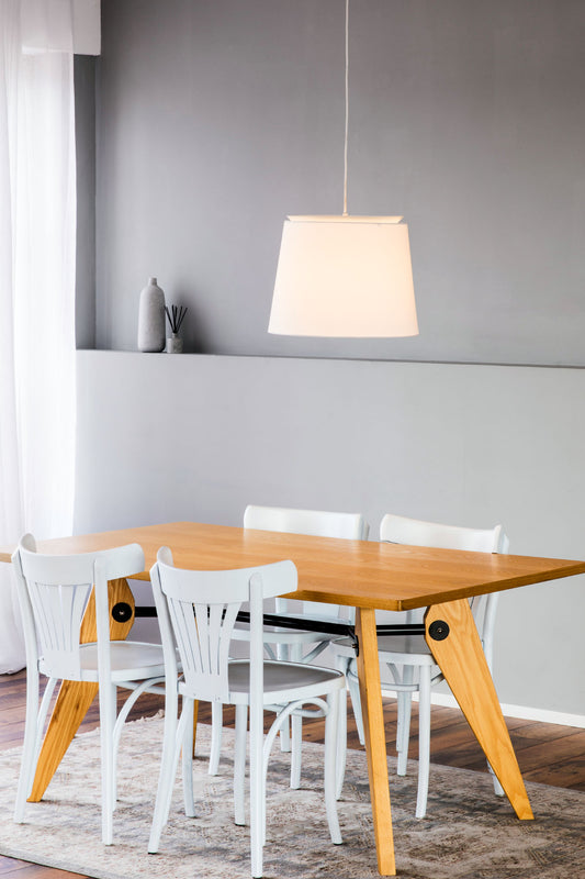 Luminaria colgante Savoy blanca de FARO en ambiente interior moderno, diseño Isaac Piñeiro, iluminación textil y acero, suspensión techo, colección 2045