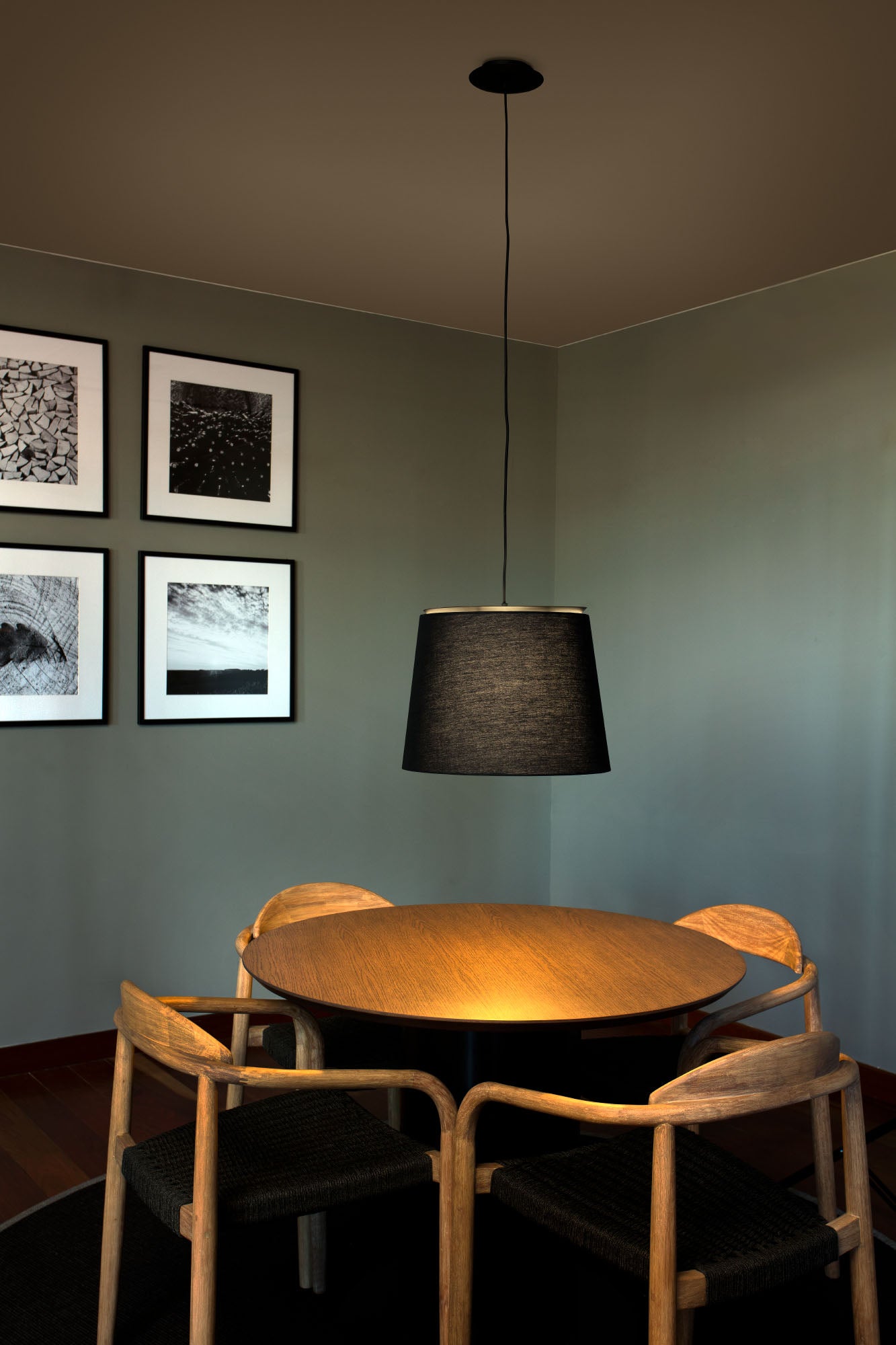 Lámpara colgante Savoy negra de FARO en ambiente interior moderno, diseño de acero y textil por Isaac Piñeiro, iluminación suspensión 20309-90