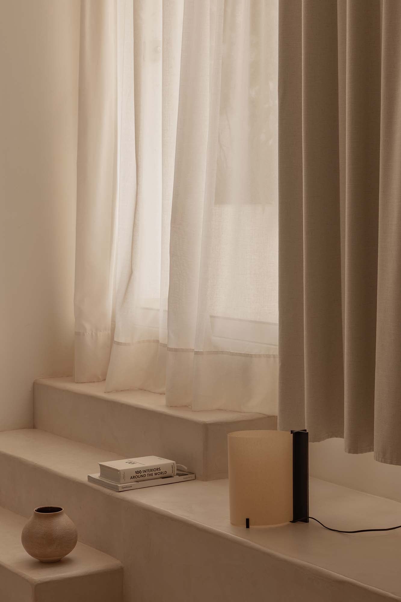 Lámpara sobremesa CATA en fresno negro de FARO modelo 20325 en ambiente interior moderno, con madera de fresno sostenible certificada FSC, pantalla de papiro y luz cálida LED para hogar contemporáneo