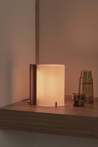 Lámpara de sobremesa CATA en nogal de FARO, colección 2050 modelo 20326, en ambiente interior hogareño con madera sostenible, LED integrado y diseño ecológico de iluminación cálida
