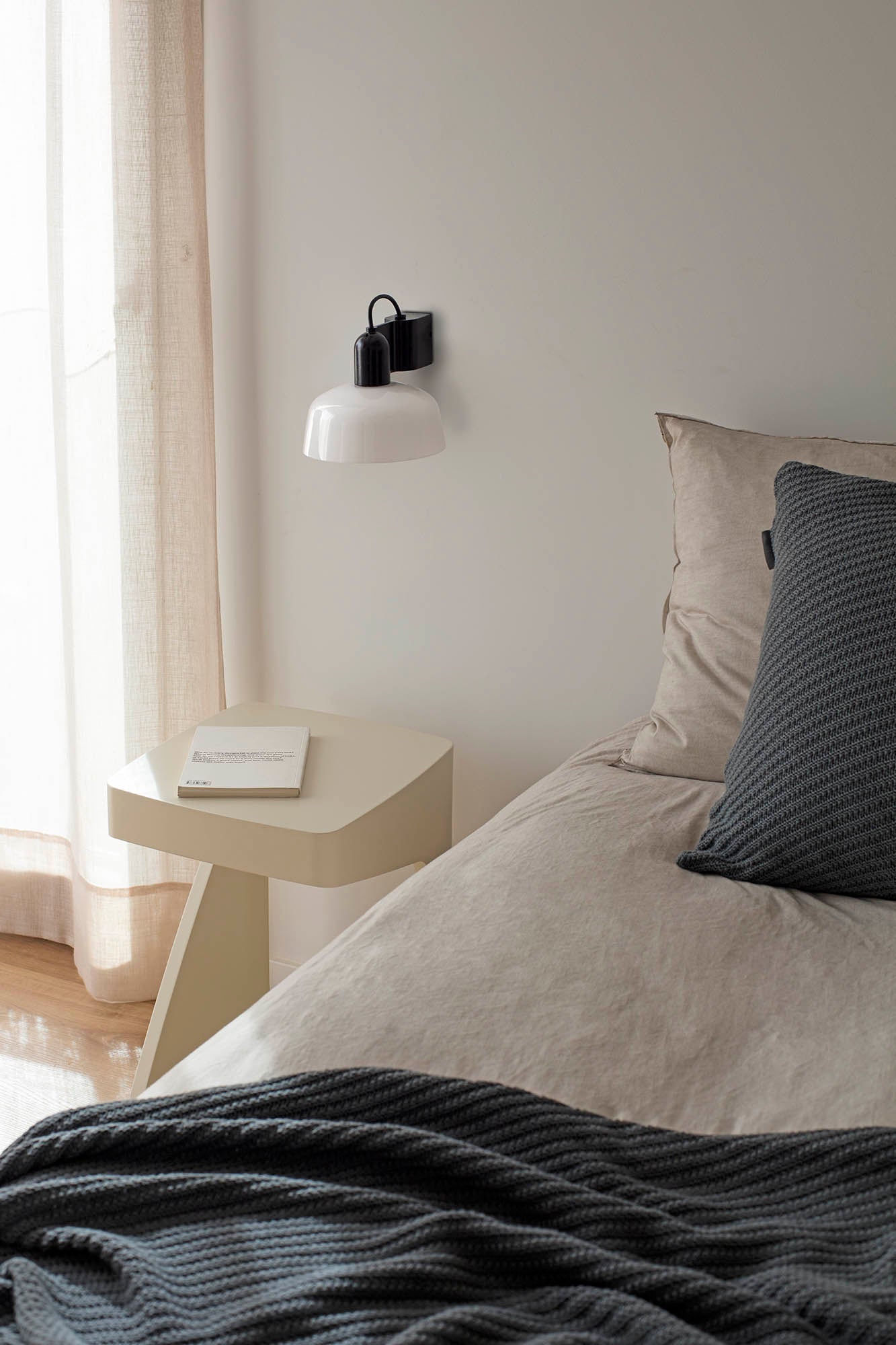 Aplique de pared TATAWIN cristal blanco FARO 20335-116 en ambiente interior moderno, luminaria superficie de aluminio y cristal opal para iluminación hogar