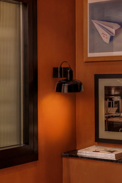 Imagen de apique de pared TATAWIN en cristal negro de FARO (modelo 20335-117) instalado en ambiente interior moderno, luminaria de superficie en aluminio y cristal para iluminación interior.