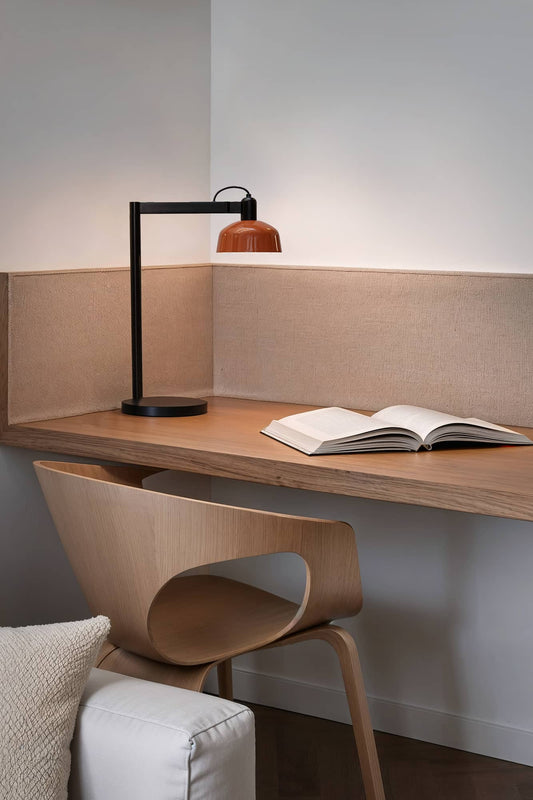 Lámpara sobremesa TATAWIN naranja rojizo de FARO, modelo 20337-143 de la Colección 2047, en acero con diseño clásico de iluminación focal, en ambiente interior de salón sobre mesa.