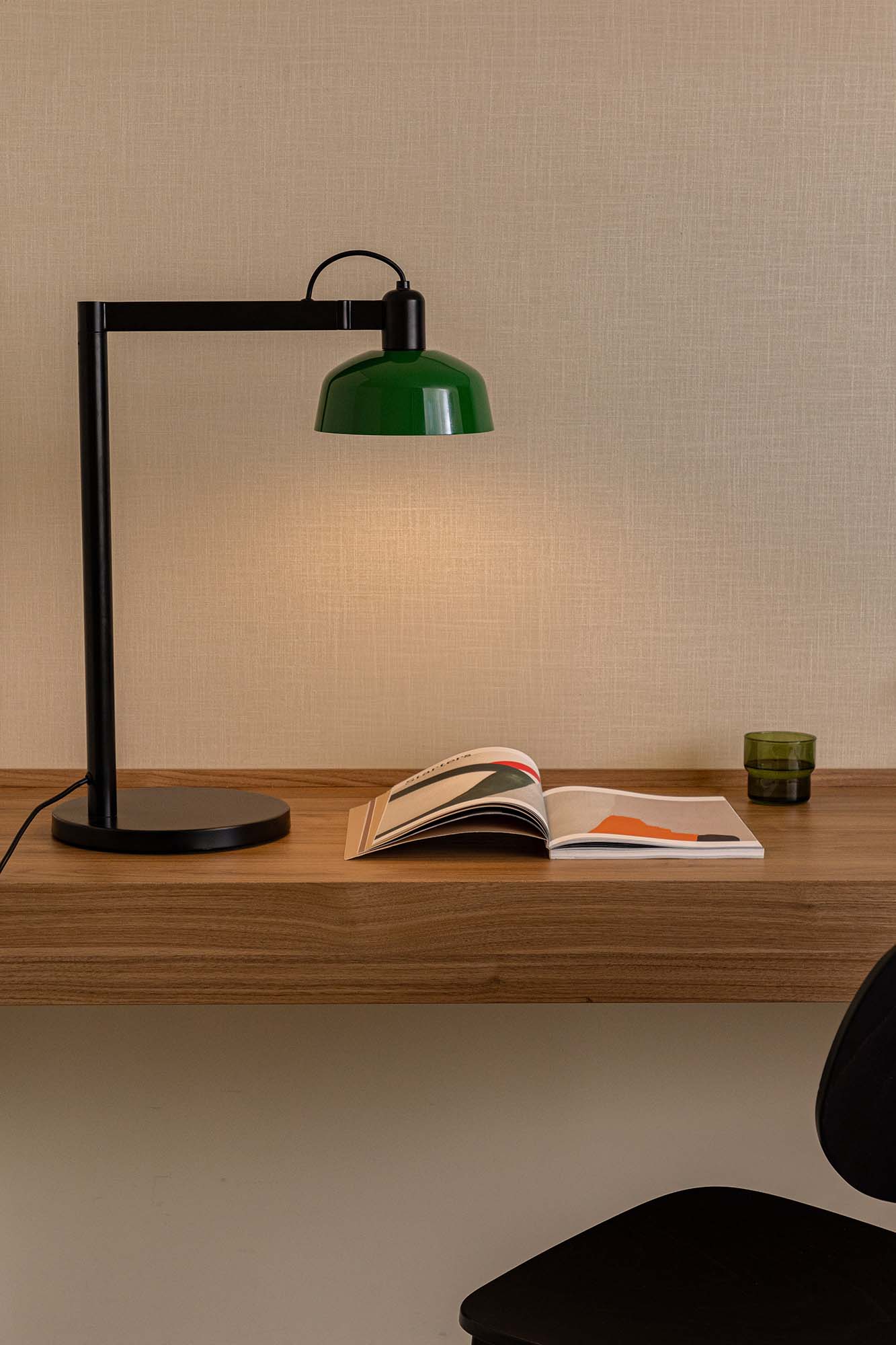 Lámpara de sobremesa TATAWIN verde de FARO en ambiente interior, diseño clásico en acero con iluminación focal E27 LED, modelo 20337-144