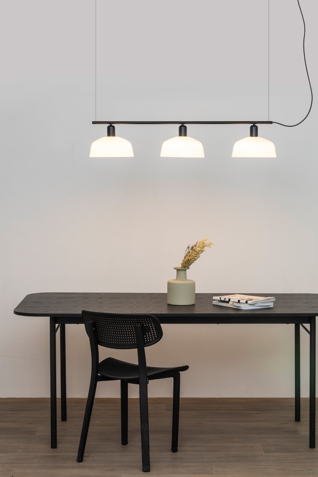 Lámpara colgante lineal TATAWIN M de cristal opal blanco y negro satinado FARO en ambiente de comedor moderno, diseño de Adolfo Abejón, luminaria suspensión interior para sala de estar