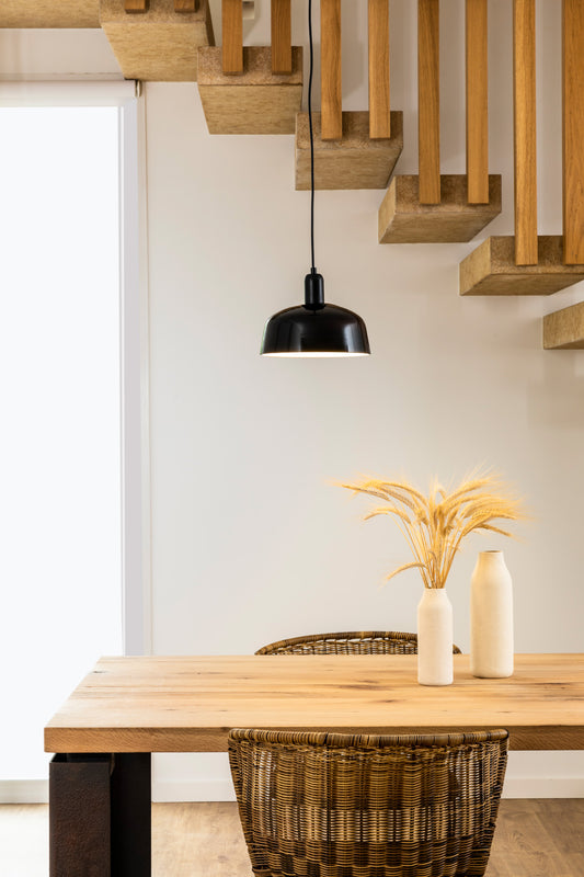 Lámpara colgante TATAWIN M de cristal negro y acero en ambiente interior moderno, diseño exótico FARO 20339-120 para iluminación suspensión LED en decoración del hogar.