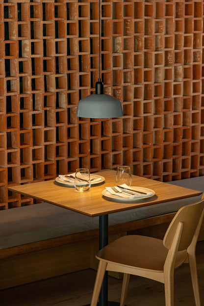 Lámpara colgante TATAWIN M azul grisáceo FARO en ambiente interior moderno, acero serie 2047, iluminación focal atemporal