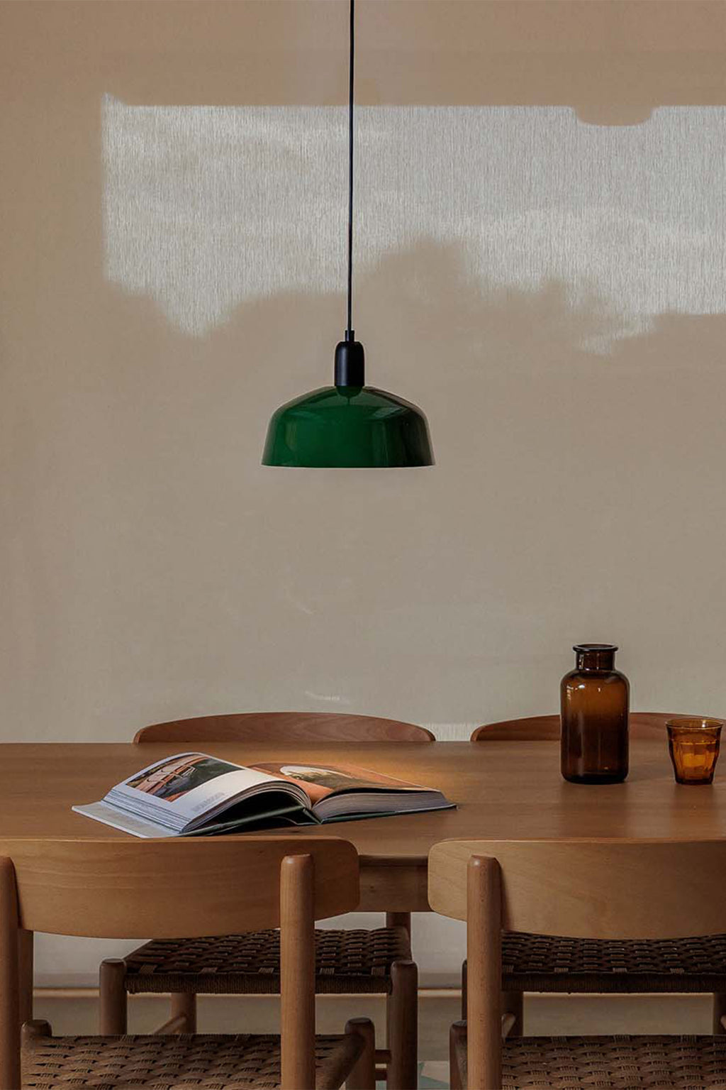 Lámpara colgante Tatawin M Metal 1L verde de FARO (20339-149), colección 2047, en acero con diseño clásico, suspendida en ambiente interior iluminando focalmente con bombilla E27 LED.