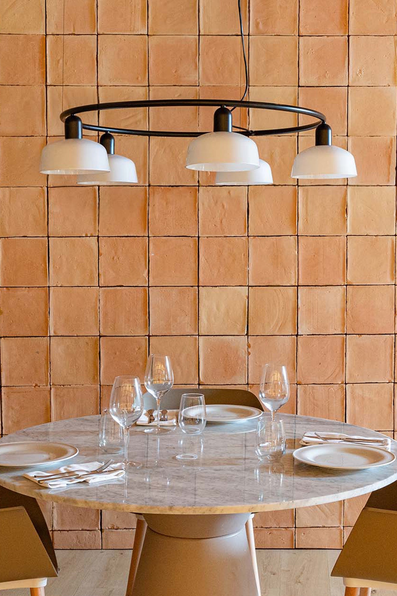 Lámpara colgante TATAWIN S metal 5L circular blanca de FARO en ambiente interior, diseño clásico de acero con bombillas E27 LED, iluminación focal suspendida