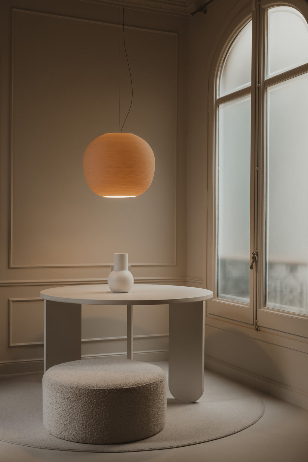 Lámpara colgante TIERRA 500 de FARO en negro y beige, diseño ecológico con PLA y celulosa, suspendida en ambiente interior moderno con iluminación LED suave (modelo 20401)