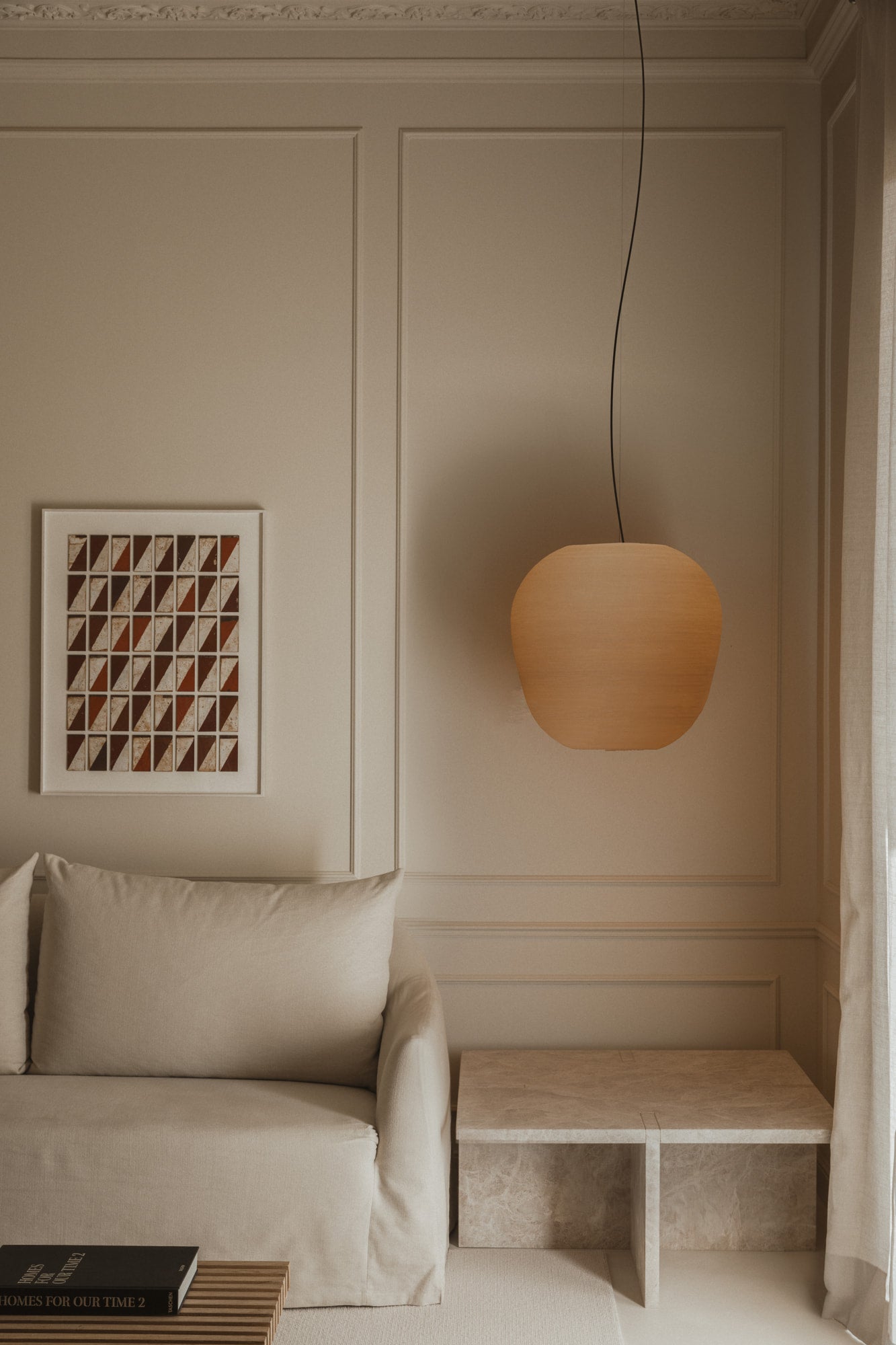 Luminaria colgante TIERRA 520 en beige de FARO en ambiente interior moderno, iluminación sostenible con impresión 3D ecológica y diseño contemporáneo.