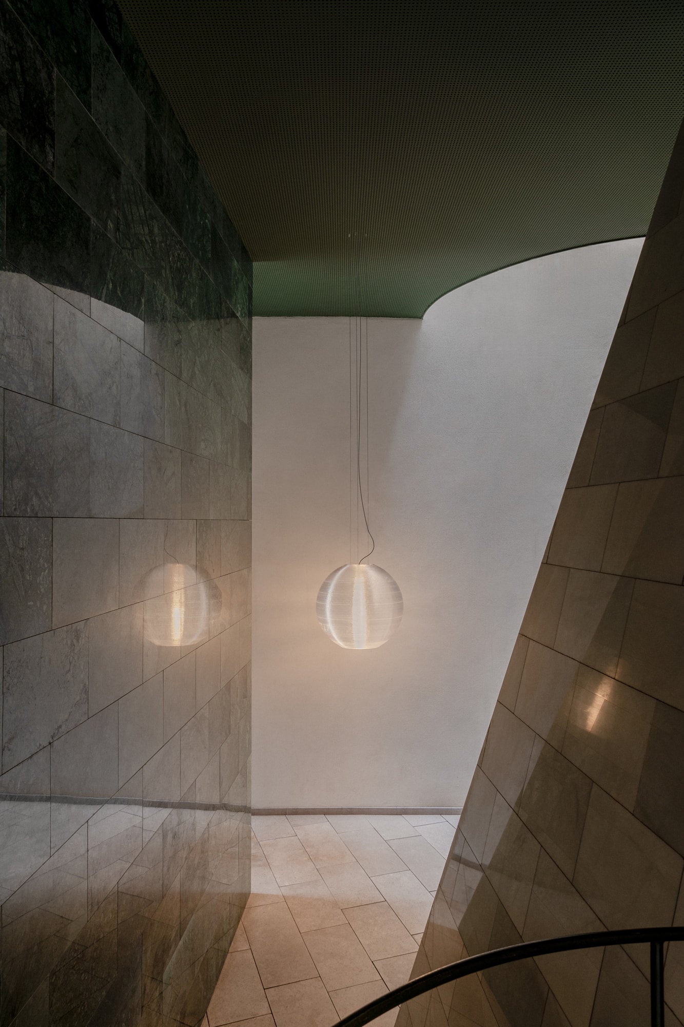 Luminaria colgante AIRE 650 en blanco de FARO (código 20407) suspendida en ambiente interior, diseño 3D sostenible con PETG reciclado y acero para iluminación ecológica.