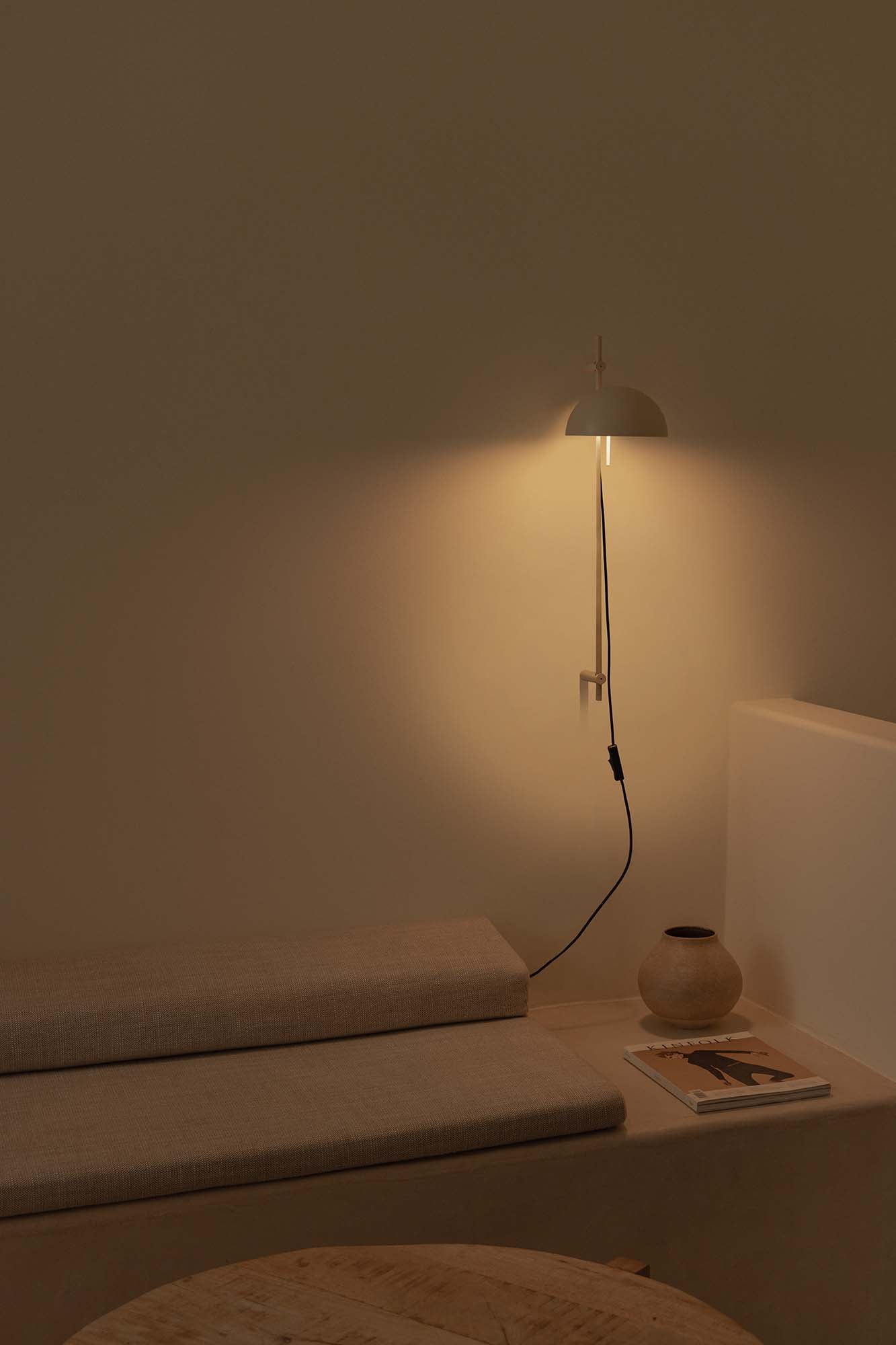 Aplique móvil Matilda en blanco de Faro (modelo 20508-136) en ambiente interior hogareño, diseño geométrico de acero y beige para luminaria de pared superficie.