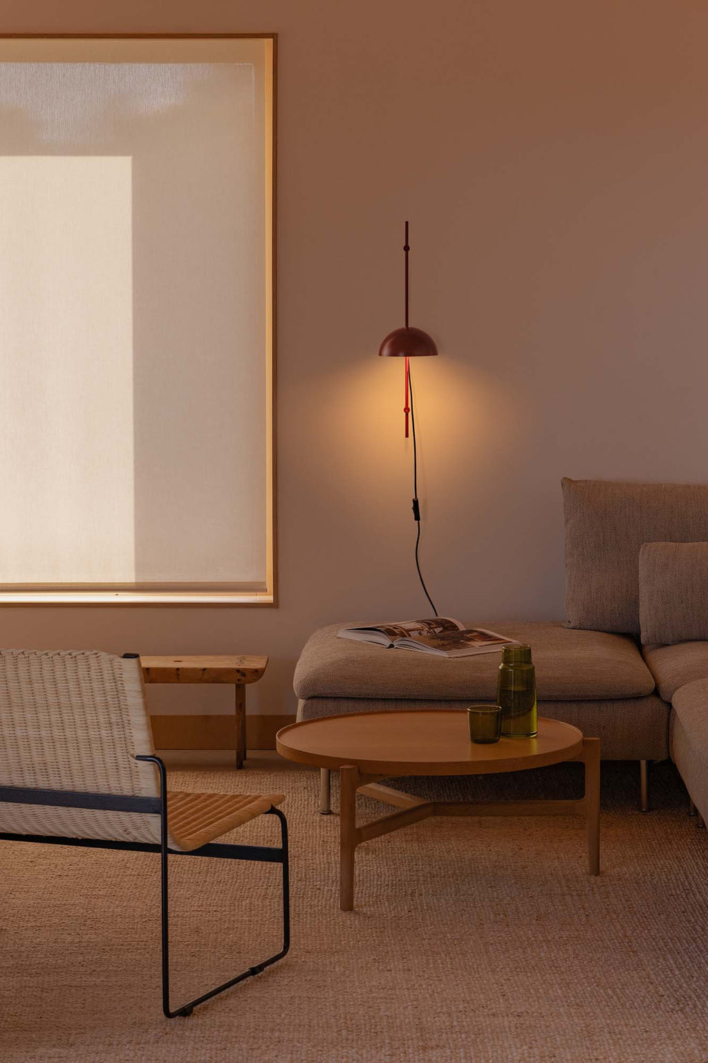 Aplique de pared Matilda móvil en granate de Faro (modelo 20510-138), luminaria superficie de acero con diseño geométrico orientable para iluminación interior del hogar en ambiente acogedor.