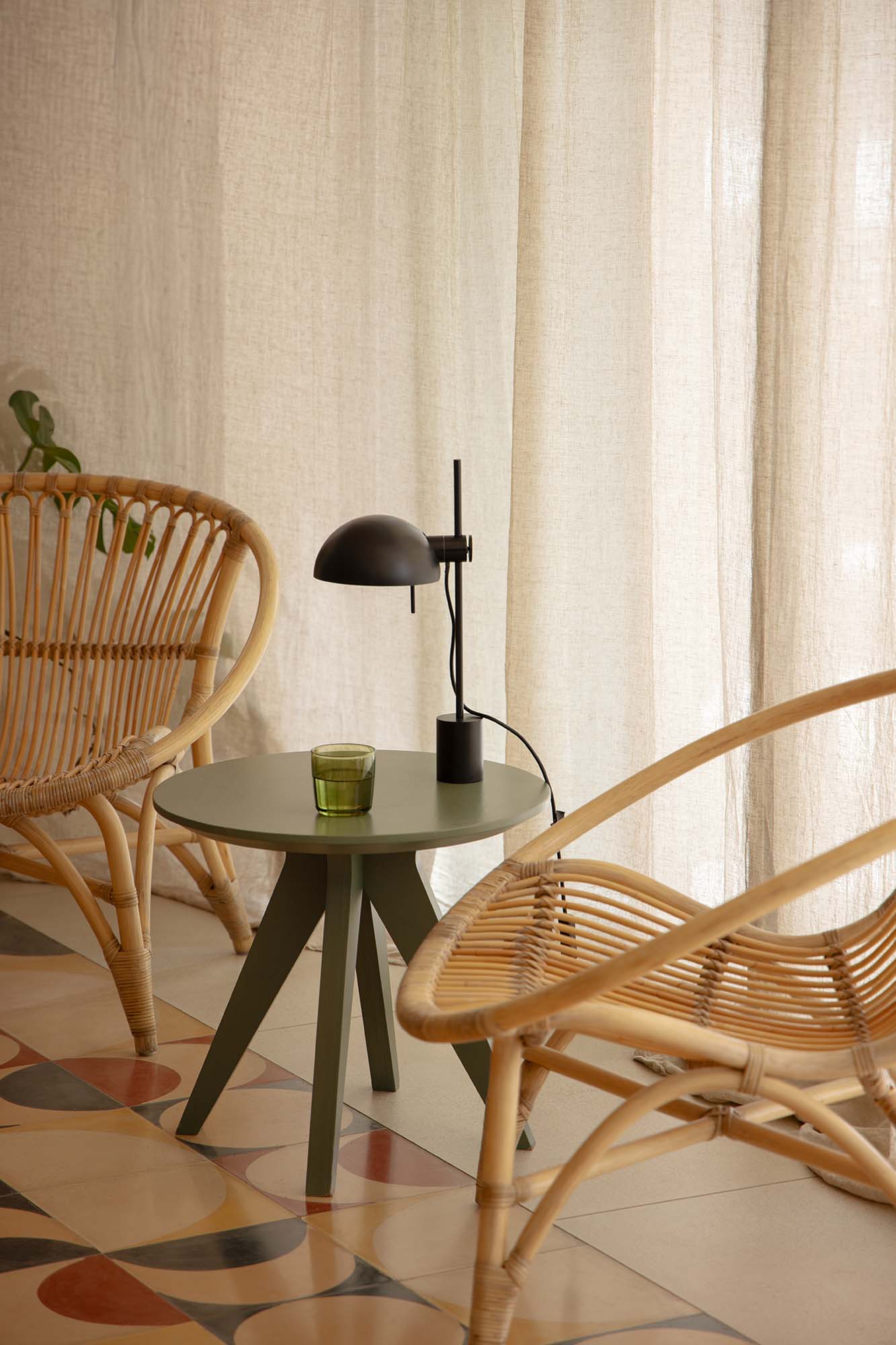 Lámpara de sobremesa MATILDA negra de FARO (20513-137) en ambiente interior moderno, diseño geométrico en acero sobre mesa de noche con bombilla E14 LED