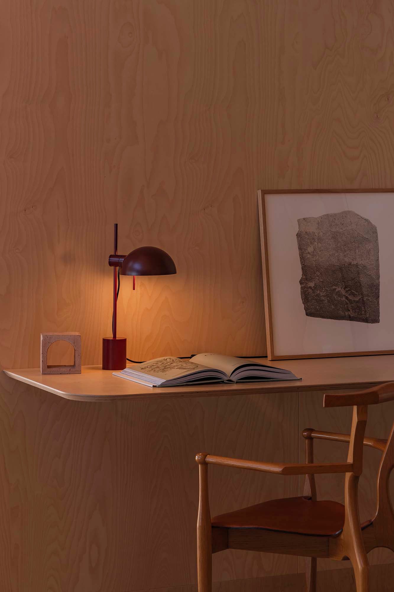 Lámpara de sobremesa MATILDA en granate de FARO (20514-138), diseño geométrico moderno en acero para luminaria de superficie, en ambiente interior de hogar acogedor.