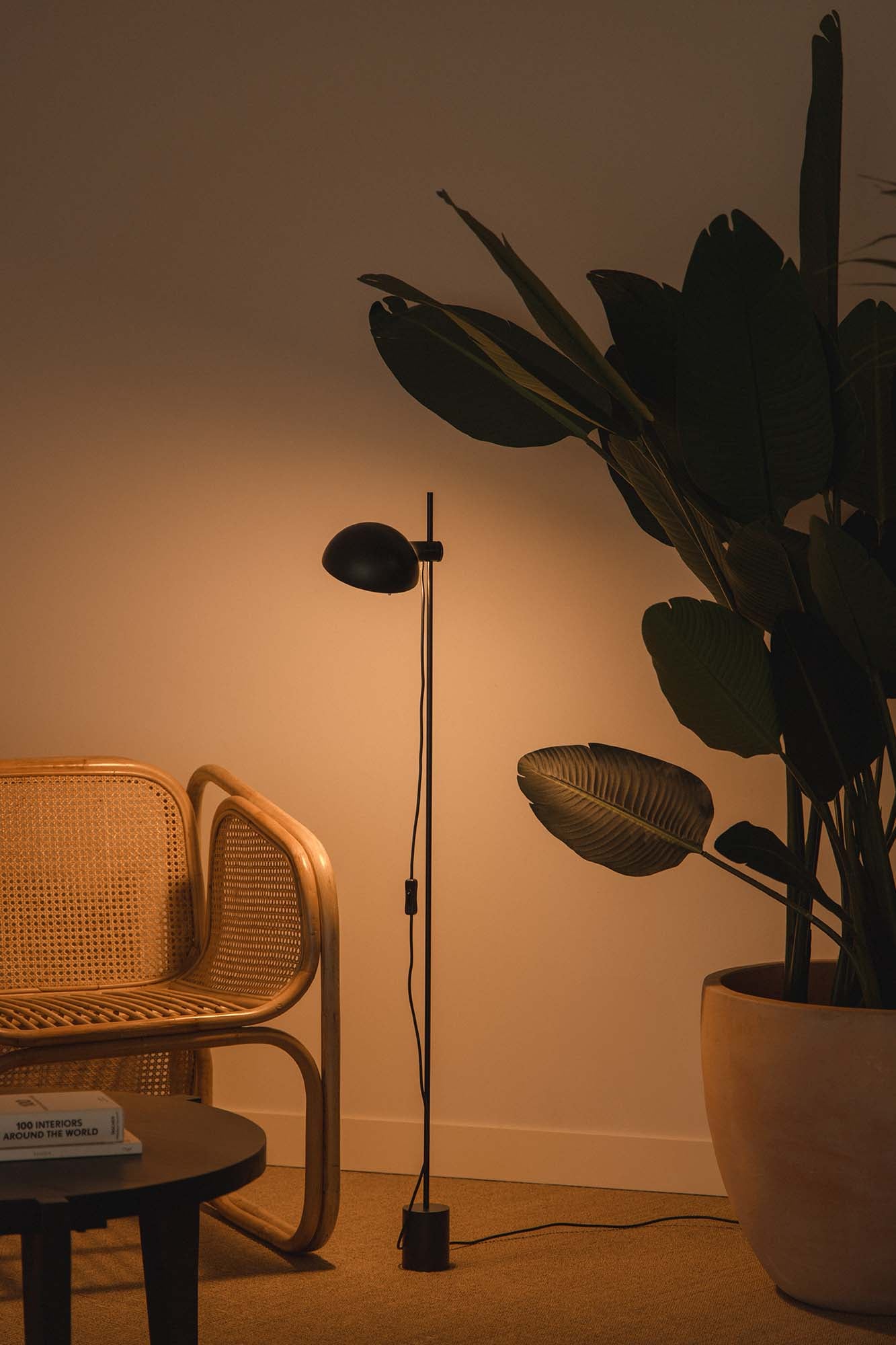 Lámpara de pie MATILDA negra geométrica de FARO en salón moderno interior, diseño en acero para luminaria de superficie.