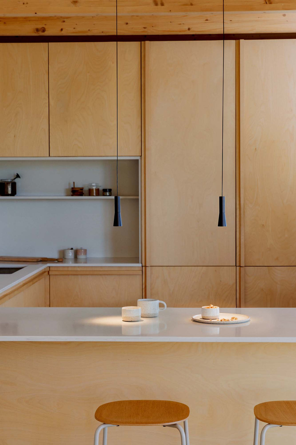 Lámpara colgante NINA negra mate de aluminio LED FARO 22023 en ambiente interior moderno, diseño minimalista iluminación suspendida 2700K CRI 90