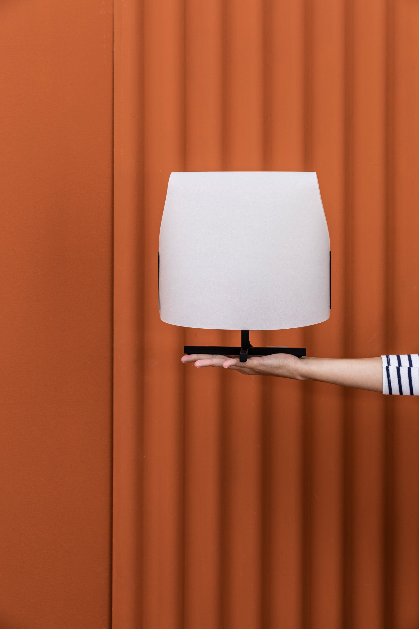 Lámpara de sobremesa LUANG S en negro y beige de FARO (23001-57) en ambiente interior minimalista, con diseño orgánico en pergamino y acero para iluminación superficial