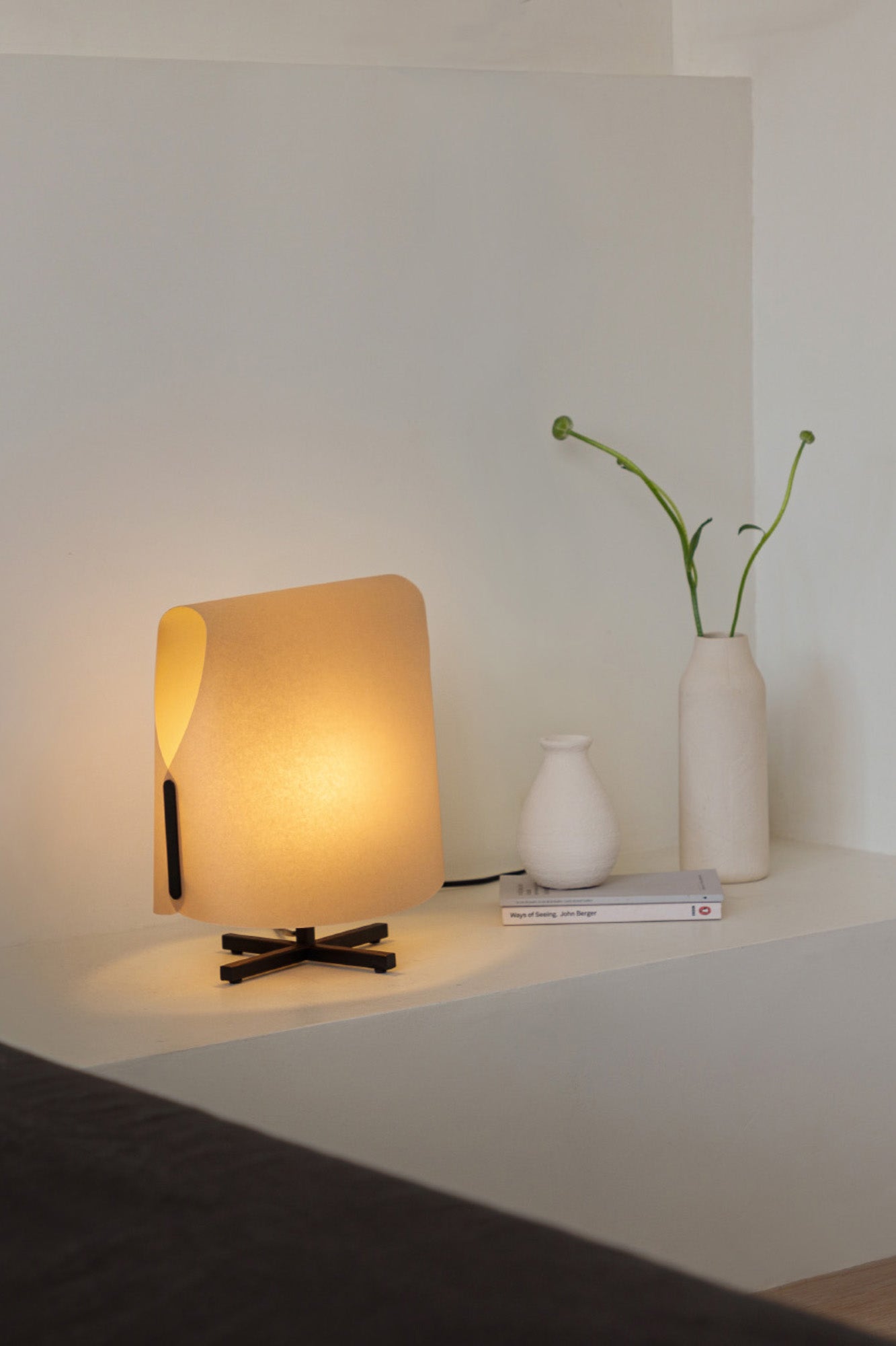 Luminaria de sobremesa LUANG S negra y camel de FARO (23001-58) en ambiente interior moderno, con pergamino y acero para iluminación hogareña artesanal.