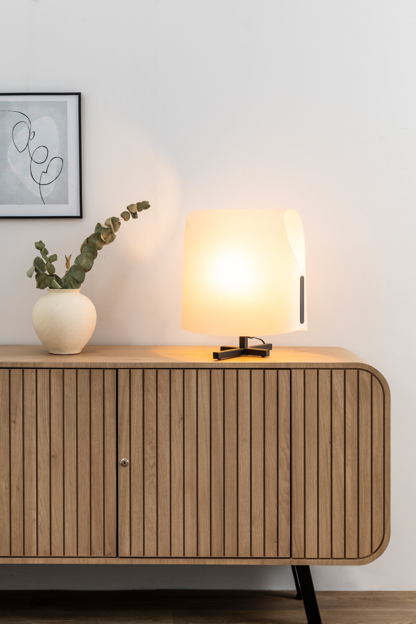 Luminaria de sobremesa LUANG M negra y beige de FARO en ambiente interior, diseño orgánico de la colección Luang, iluminación E27 LED para hogar