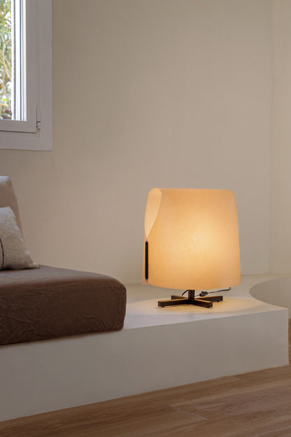 Luminaria de sobremesa LUANG M en negro y camel de FARO (23002-58), en ambiente interior moderno de hogar u oficina con estructura de acero y pantalla de pergamino para iluminación contemporánea.
