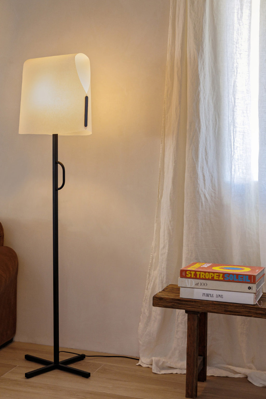 Lámpara de pie LUANG negra/beige de FARO en salón interior con diseño orgánico, estructura de acero y difusor de pergamino, iluminación LED artesanal natural.