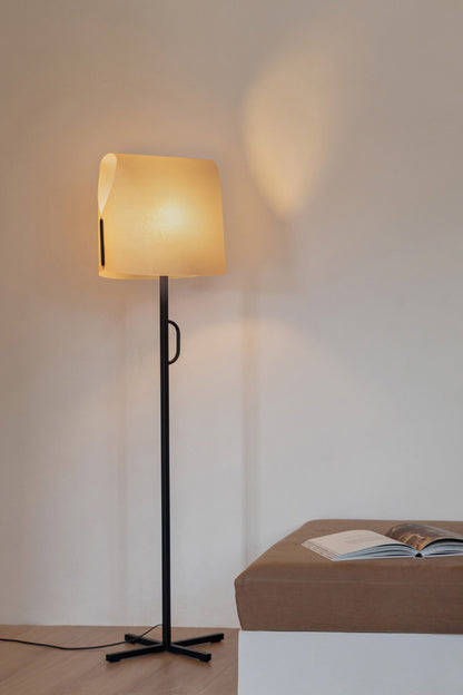 Lámpara de pie Luang negro/camel de FARO en ambiente de salón interior, diseño orgánico con papiro natural e iluminación LED para decoración del hogar moderna (modelo 23003-60-US)