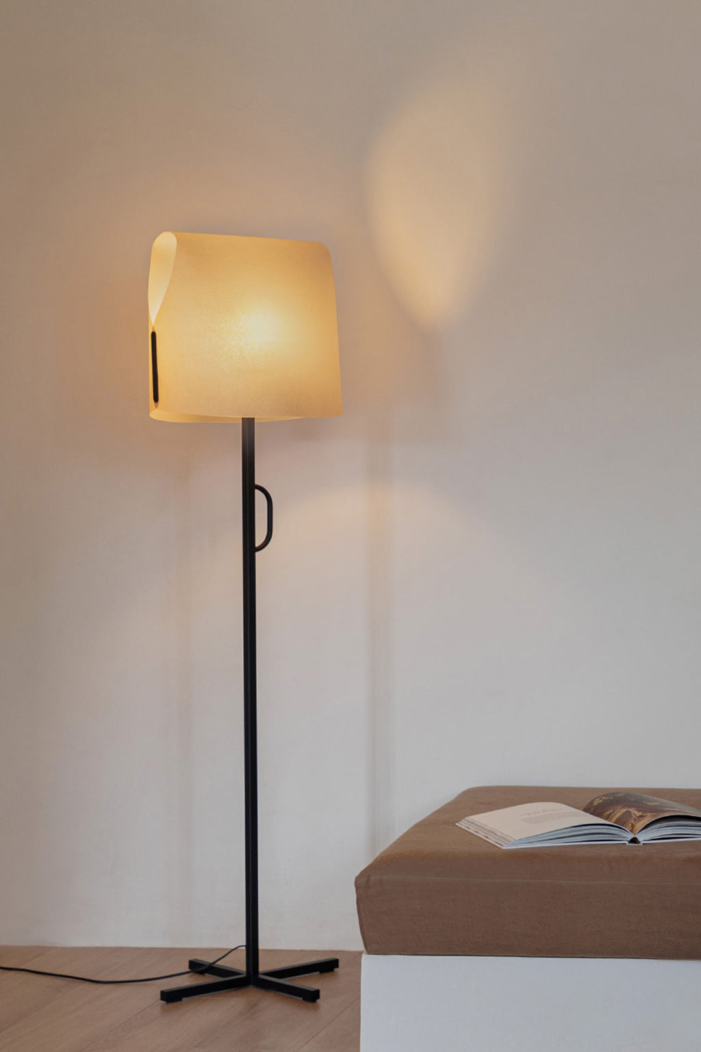 Lámpara de pie LUANG en negro y camel de FARO modelo 23003-60 en ambiente de salón interior, luminaria superficial orgánica en acero y pergamino para iluminación cálida.