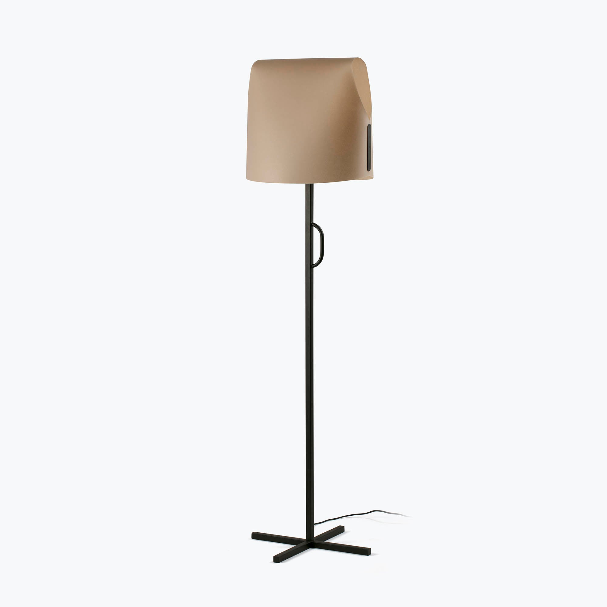 Lámpara de pie LUANG negra y camel de FARO modelo 23003-60, diseño orgánico de acero y pergamino para iluminación interior en salón