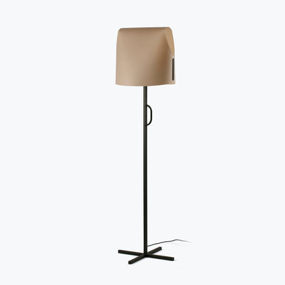 Lámpara de pie LUANG negra y camel de FARO modelo 23003-60, diseño orgánico de acero y pergamino para iluminación interior en salón
