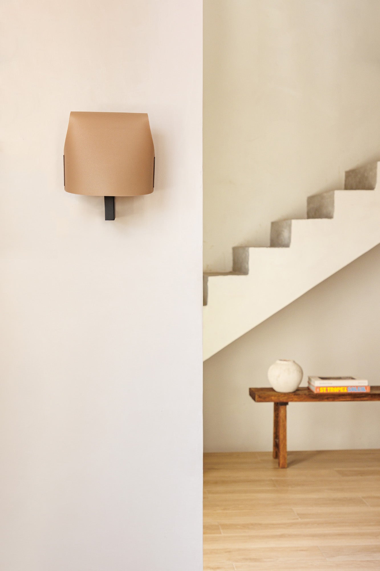 Aplique de pared Luang en negro y camel de Faro (23004-58), diseño orgánico de acero y pergamino para luminaria interior en ambiente acogedor
