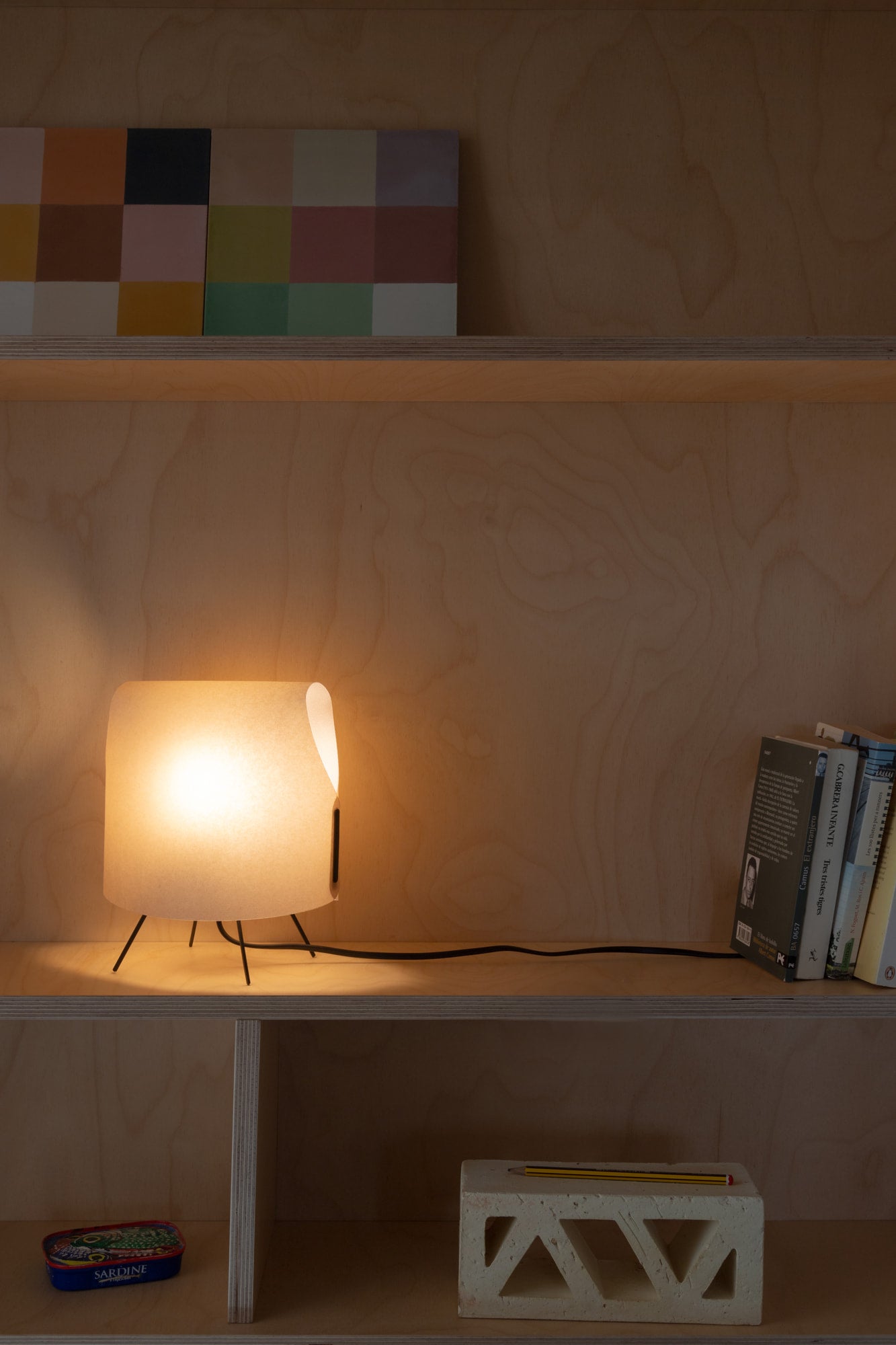 Luminaria de sobremesa LUANG XS negra/camel de Faro (23066), en ambiente minimalista de interior para hogar u oficina, diseño orgánico con pergamino y acero, bombilla E14 LED.