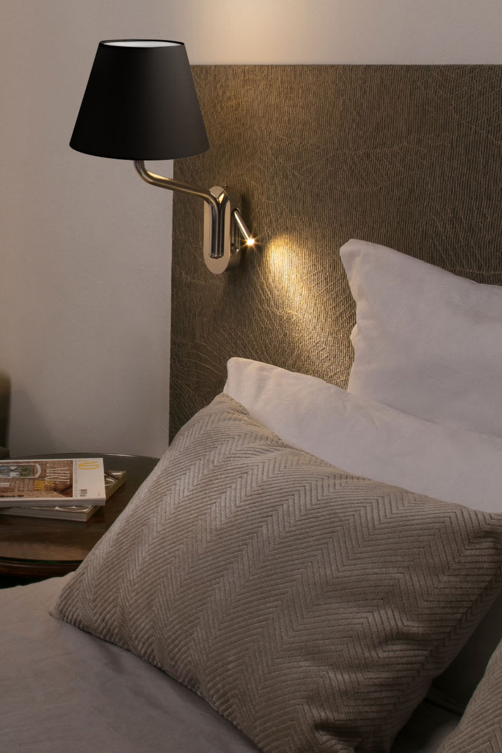 Lámpara de pared ETERNA de FARO en acabado cromo/negra con lector izquierdo, luminaria superficie de acero y textil en ambiente interior clásico para hoteles y restauración