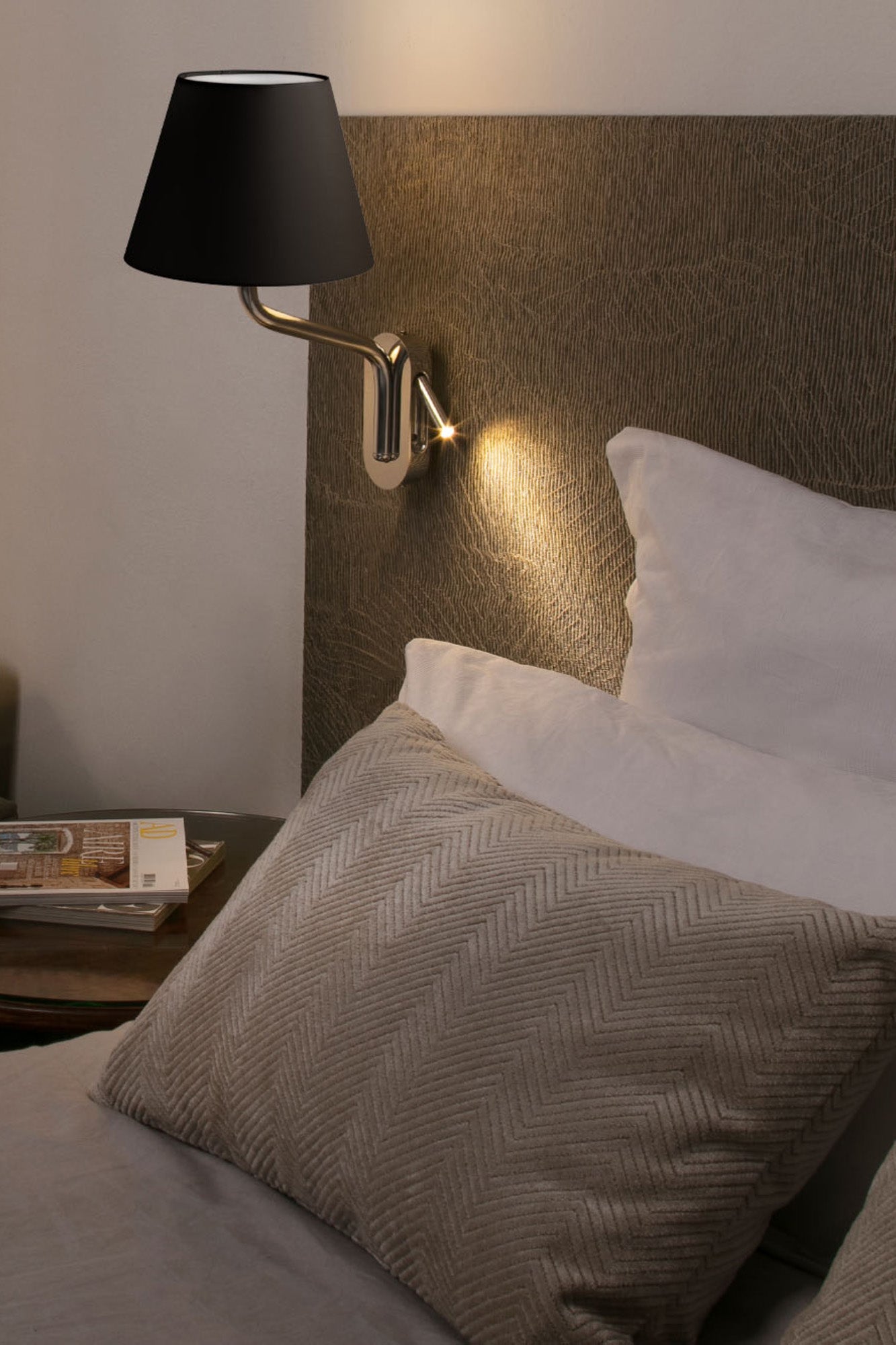 Lámpara de pared ETERNA de FARO en acabado cromo/negra con lector izquierdo, luminaria superficie de acero y textil en ambiente interior clásico para hoteles y restauración