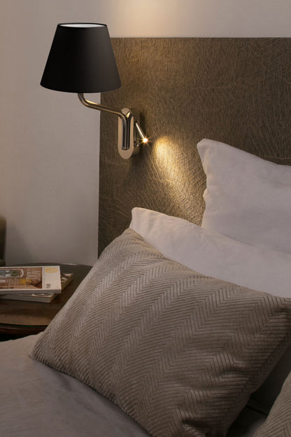 Lámpara de pared ETERNA de FARO en acabado cromo/negra con lector izquierdo, luminaria superficie de acero y textil en ambiente interior clásico para hoteles y restauración