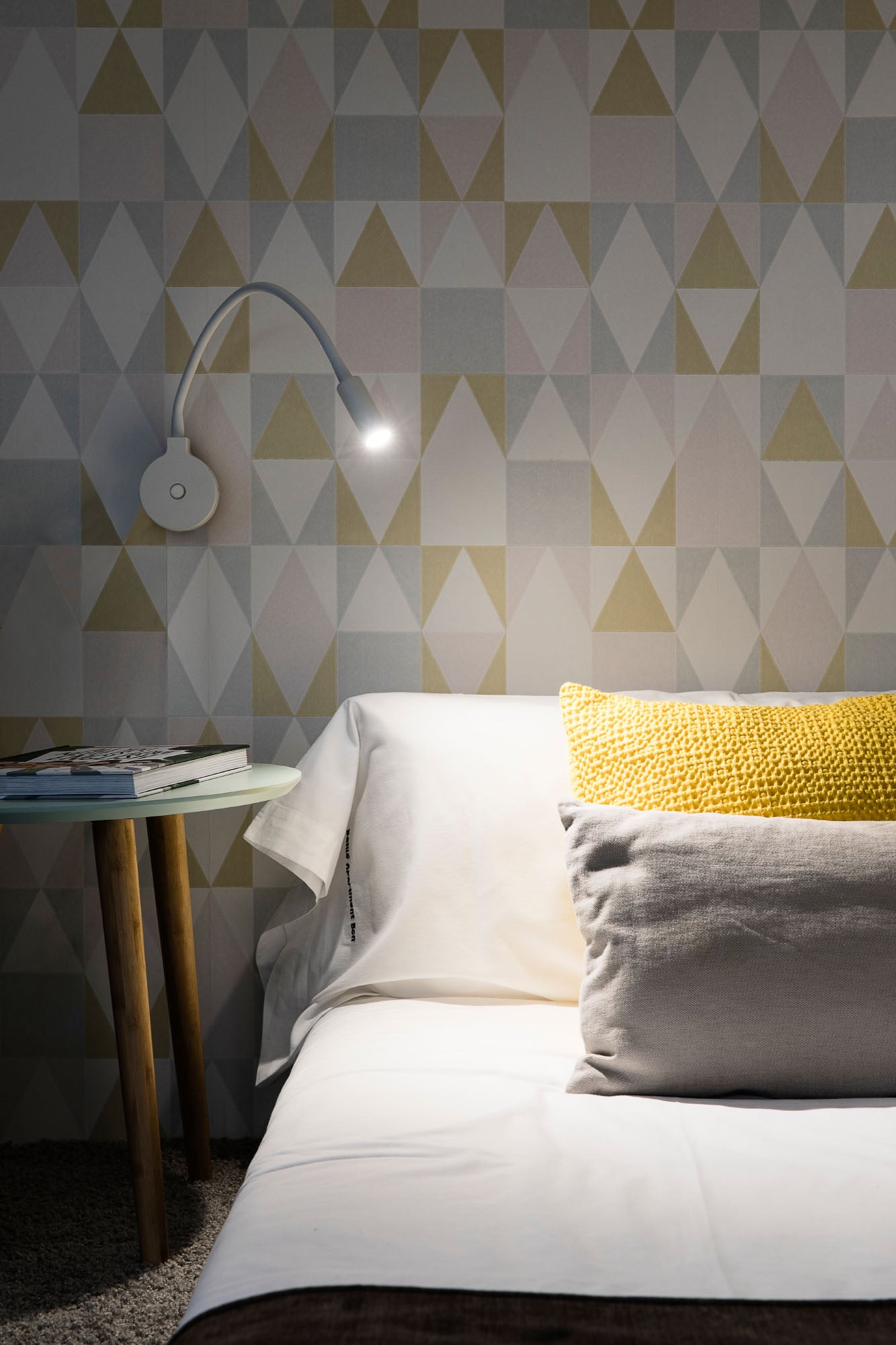 Aplique lector PIXIE en blanco de FARO modelo 24015 en ambiente de dormitorio moderno, luminaria de pared LED para lectura interior en aluminio, colección 2401.