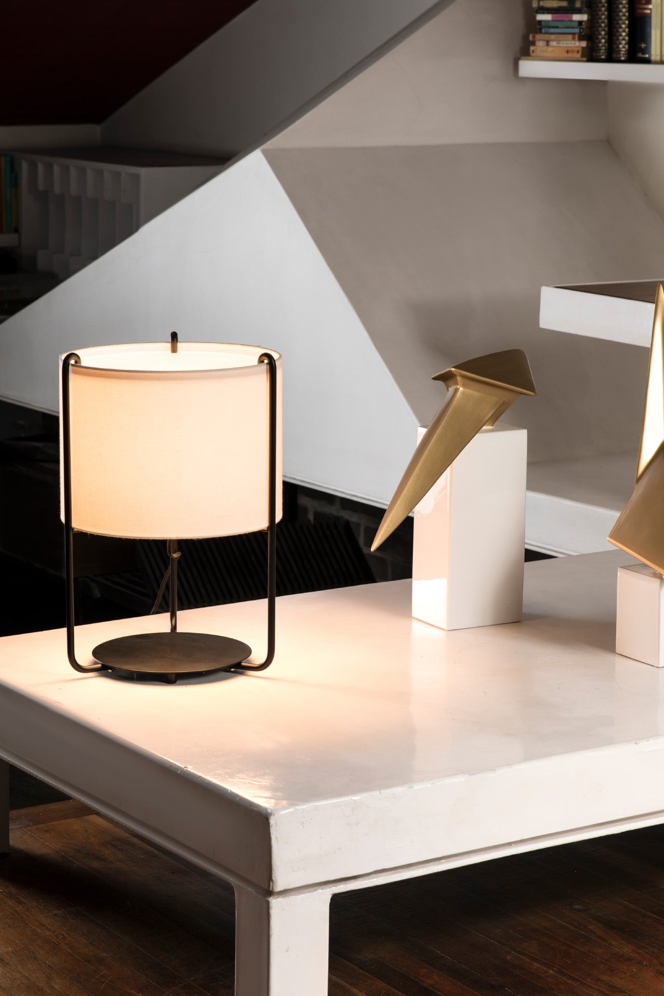 Luminaria de sobremesa DRUM negra y beige de FARO, modelo 24020-31, en ambiente interior contemporáneo con diseño en acero y textil, iluminación LED E27 de la colección 2402.
